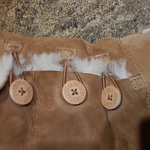 UGG Kids Bailey Button Triplet II Chesnut size 3 - Picture 4 of 11